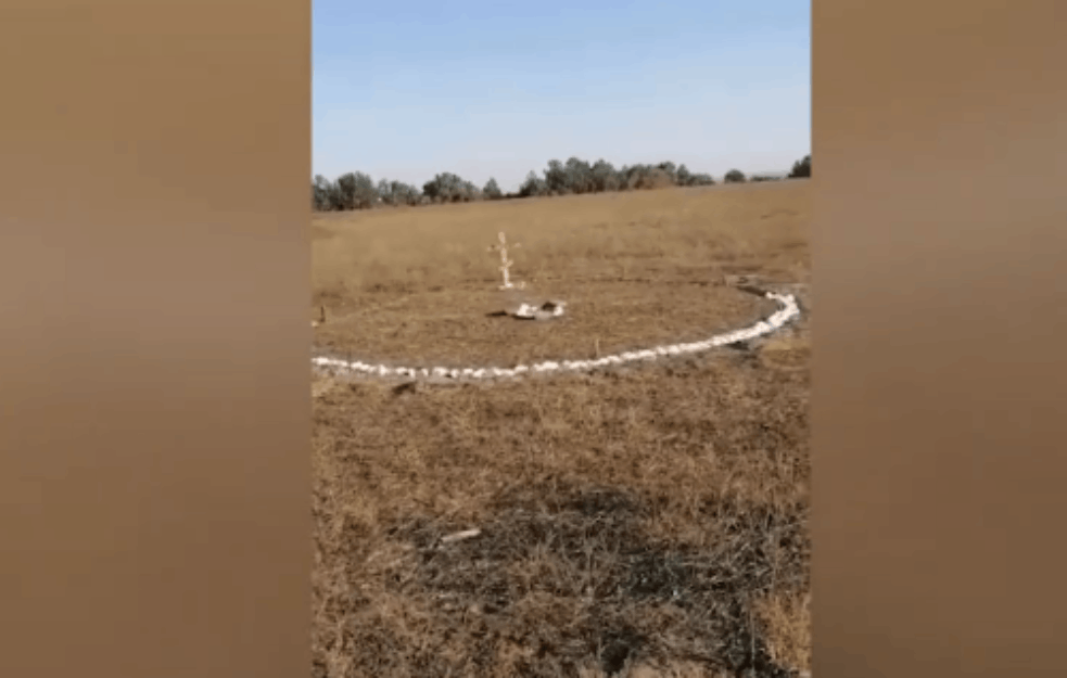 ŠTA JE OVO NA OBALI DUINAVA KRAJ BEOGRADA: Deluje kao SEKTAŠKI ritual! (FOTO)